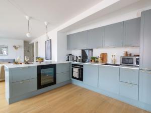 Sanders Leaves - Two-Bedroom Apartment with shared roof-top terrace