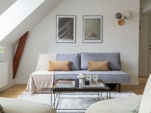 Sanders Leaves - Two-Bedroom Apartment with shared roof-top terrace