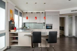 Metro Szwedzka Homely Apartment by BookingHost