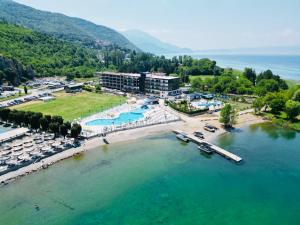 AD Luxe Lake Suite