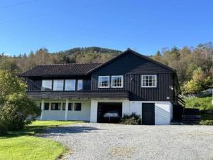 Hus med stor hage ved Vatsfjorden