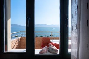 Beachfront 3 Bedroom Apartment with Sea View