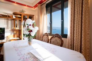 Beachfront 3 Bedroom Apartment with Sea View
