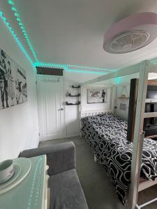 Room 3 minute drive from Luton Airport