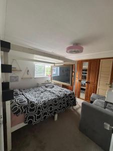 Room 3 minute drive from Luton Airport