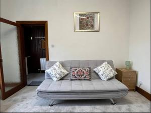 Luxury 1BR Flat Central Dumfries Self Check-in, Parking, Wi-Fi