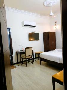 Hotel Jheel Mahal near City Palace