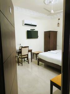 Hotel Jheel Mahal near City Palace