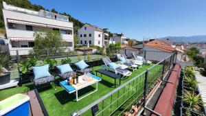 Roof Garden Apt Split Center