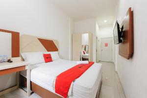 RedDoorz at Jatiwaringin near Exit Toll Pondok Gede