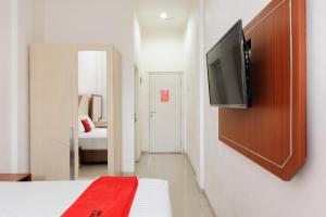 RedDoorz at Jatiwaringin near Exit Toll Pondok Gede