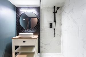 Large Studio Apartment, Free Parking, Close to Centre