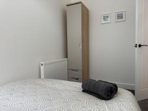 ResiLets - NEW 3 Bed Apt, Sleeps 5, Town Centre, Ideal for contractors, holidaymakers, Professional Short Stay