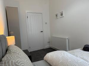 ResiLets - NEW 3 Bed Apt, Sleeps 5, Town Centre, Ideal for contractors, holidaymakers, Professional Short Stay