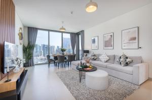 Vogue Spacious Two Bedroom Apartment located 20th Floor on 5242 by Emaar with Dubai Marina View and balcony amazing infinity pool