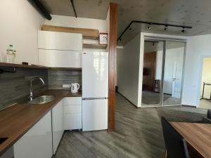 Стильный лофт в Аркадии - спальня и кухня-студия с боковым видом на море!