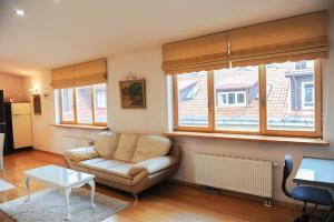 Rooftop Charm Stylish 2BDR Steps from Town Hall