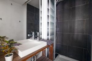 Heart of Paris-Studio-4P-Saint Honore-Free Netflix