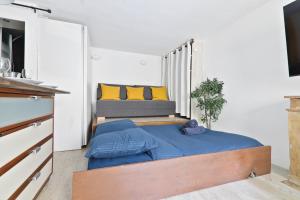 Heart of Paris-Studio-4P-Saint Honore-Free Netflix