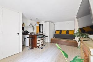 Heart of Paris-Studio-4P-Saint Honore-Free Netflix