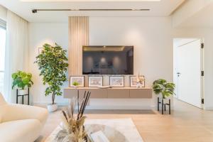 Golf Course And Canal Views, Mins to Dubai Marina And Dubai Mall, Golf Towers T1 - The Greens by Deluxe Holiday Homes