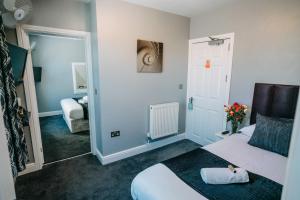 Deluxe Triple Room room in OYO Minerva Guesthouse