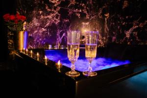 Appartements L-Aphrodite, Suite de LUXE - Love room - JACUZZI : photos des chambres
