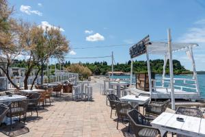 Floating Seahouse Ocean Beauty