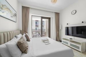 Stylish 2BR at Creek Grove Near Downtown