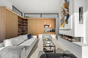 OMG the Views! Your Luxury Bay Retreat Awaits!