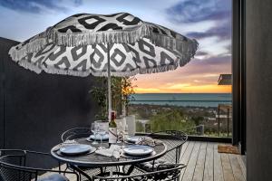 OMG the Views! Your Luxury Bay Retreat Awaits!