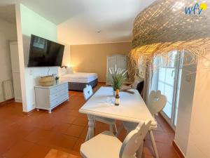 Ferienhaus am Gutspark Drankse Ferienwohnung Sonnengruß - 3-star hotels in Dranske