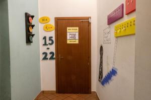 Letto a Castello in Dormitorio Misto con 8 Letti