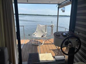 WOHLFÜHLBOOT Hausboot - Festlieger in der Marina Zaue am Schwielochsee - incl Stand Up Board