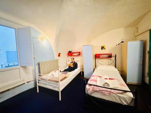 Posto Letto in Dormitorio Misto con 5 Letti