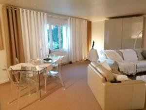 Chambre dhôtes de charme avec piscine terrasse et vue sur les prairies