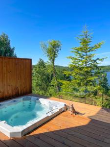 Zloty, a Skromny - ogrodzony domek z jacuzzi i widokiem na jezioro