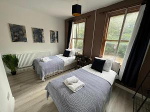 4 Bedroom House in Coventry - 3 Bathroom, Sleeps 9, with Unlimited Wi-Fi, Free Parking - 8DSC