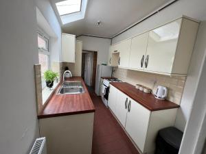 4 Bedroom House in Coventry - 3 Bathroom, Sleeps 9, with Unlimited Wi-Fi, Free Parking - 8DSC