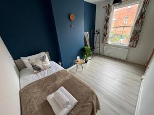 4 Bedroom House in Coventry - 3 Bathroom, Sleeps 9, with Unlimited Wi-Fi, Free Parking - 8DSC
