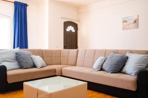 Altura House by LovelyStay