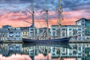 Central Stay with Free Parking Private Room in Shared Flat