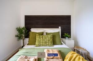 Modern 2 Bedroom Apartment By Paul & Malin Properties Short Lets & Serviced Accommodation Stretford With Free Parking & Gym Access