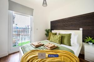 Modern 2 Bedroom Apartment By Paul & Malin Properties Short Lets & Serviced Accommodation Stretford With Free Parking & Gym Access