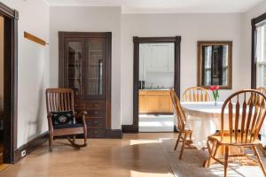 Knock on Wood - Airy Charm in Heart of Downtown