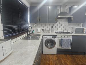 3 Bed House - Sleeps 6 - Parking - Wifi