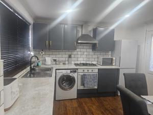 3 Bed House - Sleeps 6 - Parking - Wifi