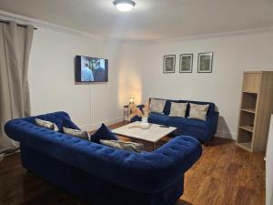 3 Bed House - Sleeps 6 - Parking - Wifi