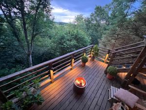 The Pines Treehouse at Treetops Hideouts