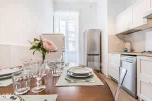 Elegant 3-bedroom apartment near the Metro